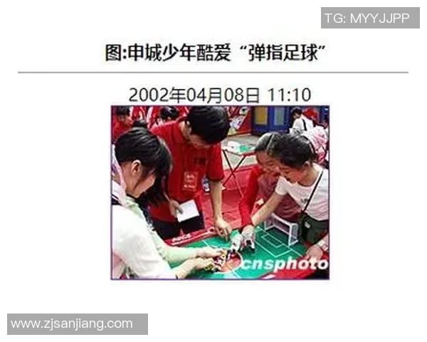 球星袜子足球风靡校园展现创意运动魅力与青春活力新风尚